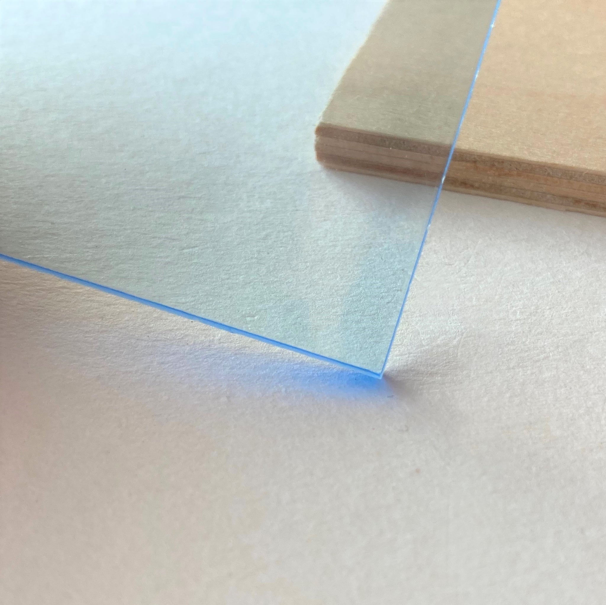Plaque acrylique fluorescent bleu 1000 x 500 x 3 mm Plexiglas®