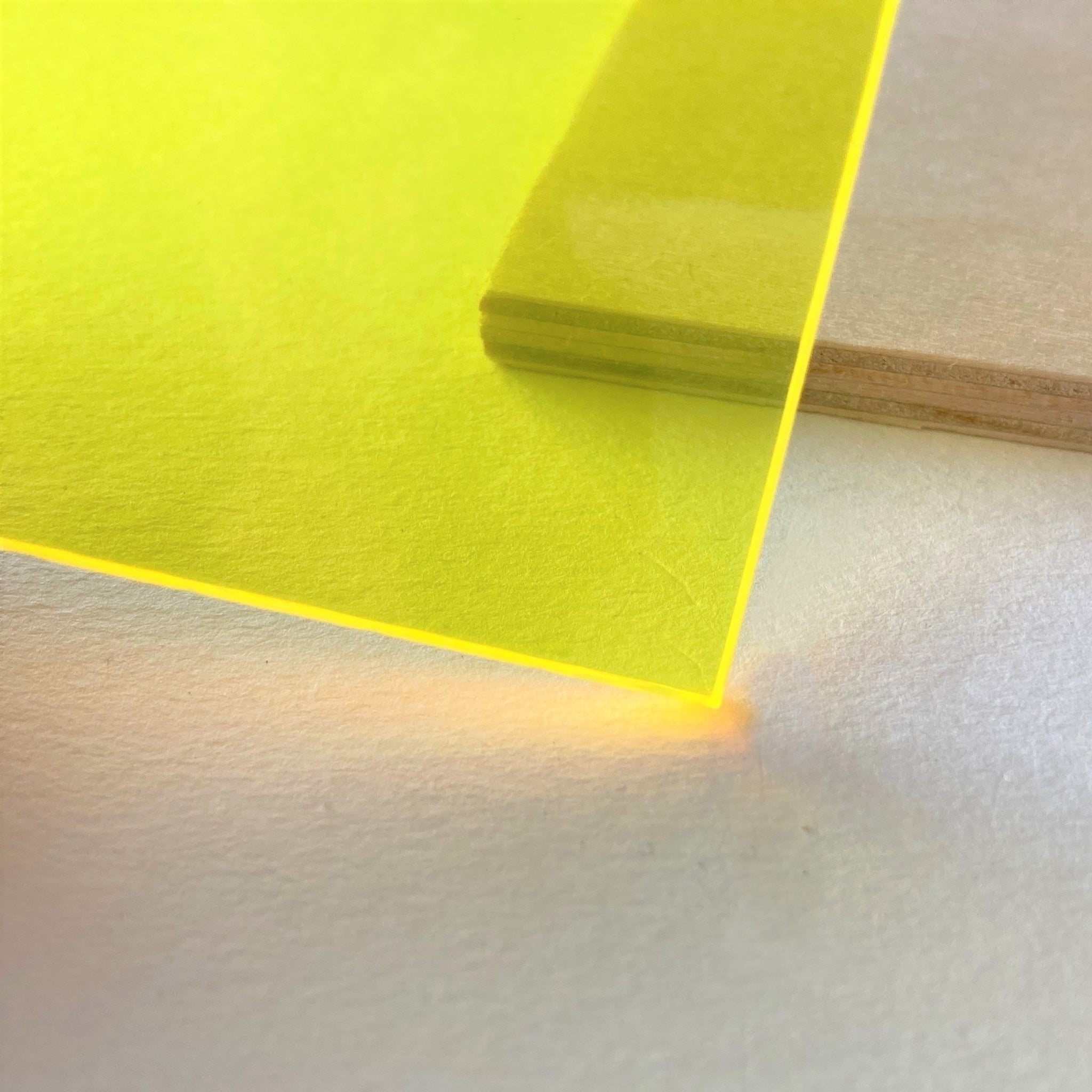 Plaque acrylique fluorescent jaune 1000 x 500 x 3 mm : : Commerce,  Industrie et Science
